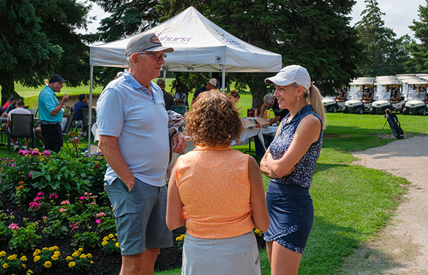 A little chin wagging pre tee-off